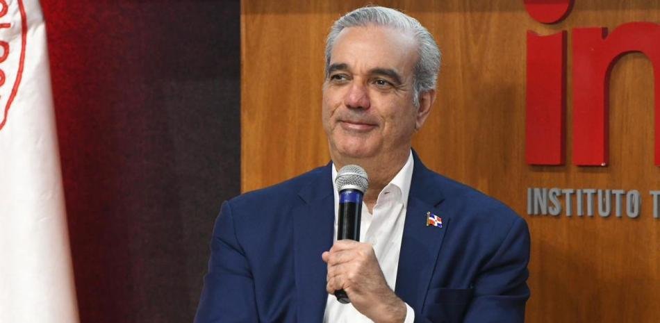 Abinader dice que dejará listo el sistema eléctrico hasta 2032 pese a los apagones