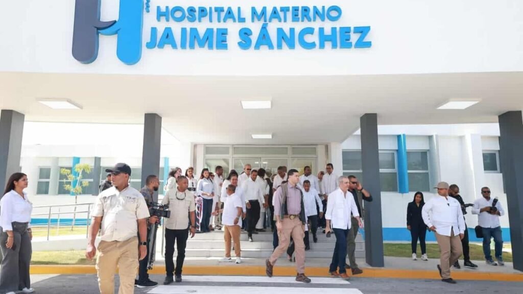 Hospital de Barahona estrena 15 UCI pediátricas y Abinader anuncia más remozamientos en el sur