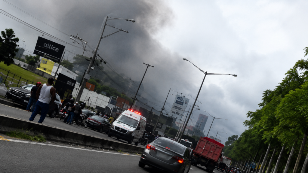 Fuego en las cercanías del Jardín Botánico mantiene en vilo a vecinos y deja sin reporte oficial el origen del hecho