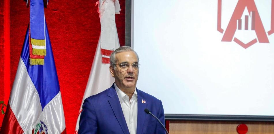 Abinader dice que la pobreza monetaria tocó un piso histórico y no identifica el informe citado