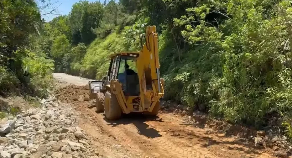 Productores de Naranjo Dulce y Río Boba reparan su carretera ante la falta de respuesta oficial