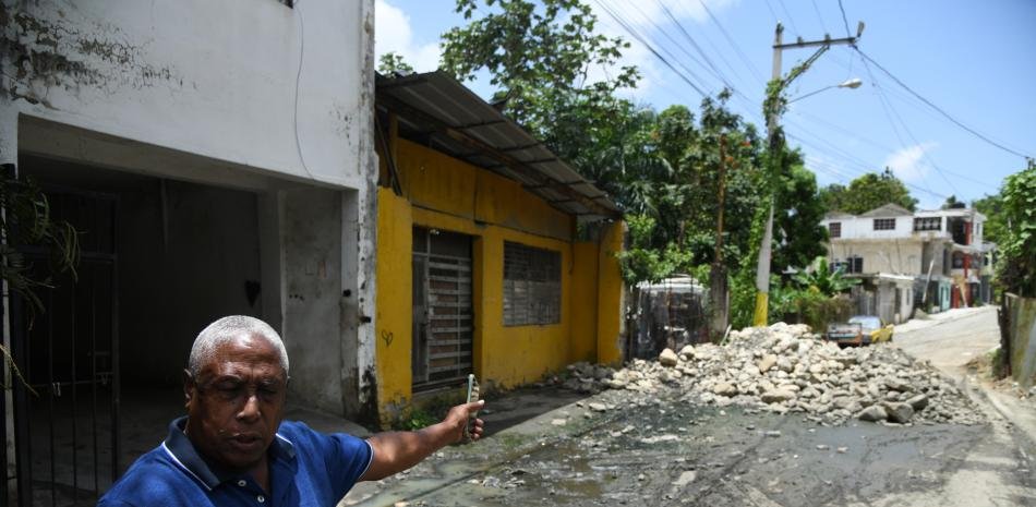 Crece el malestar en Los Alcarrizos por abandono, inseguridad y daños en las vías