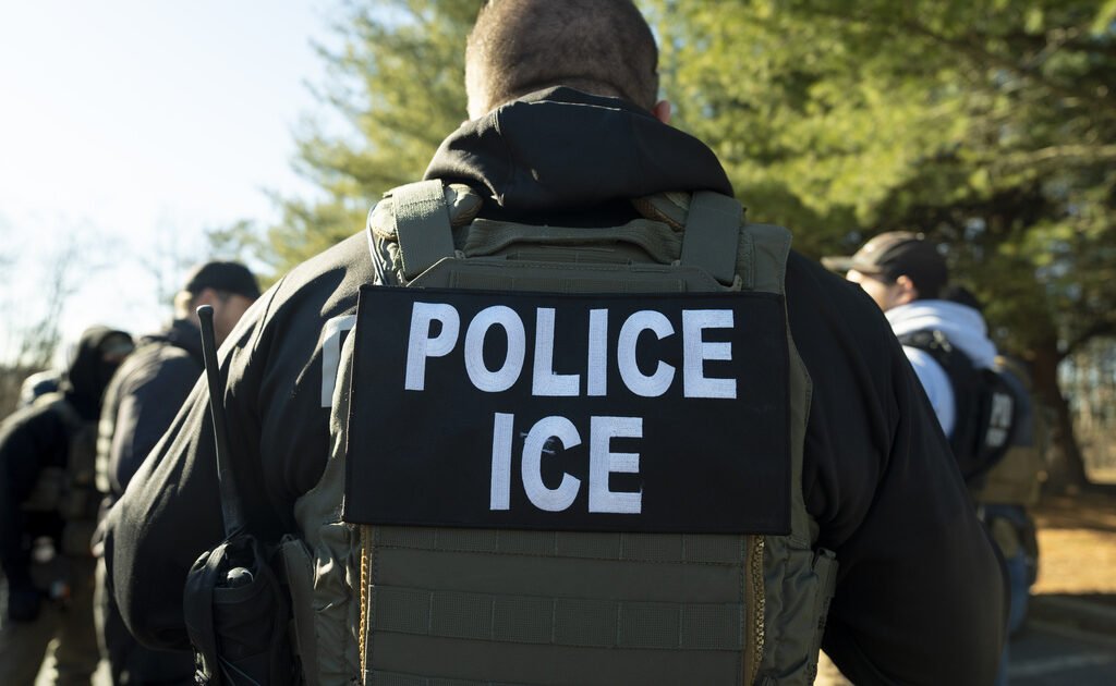 Arresto de agente de ICE reabre dudas sobre controles tras disparo a migrante venezolano en Minnesota