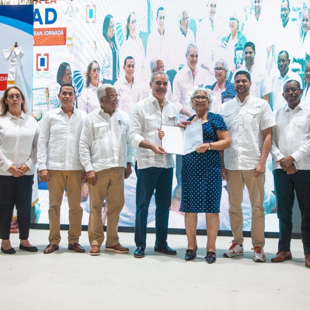 Abinader entrega 1,279 títulos en Haina y el Gobierno destaca el programa como uno de sus principales logros
