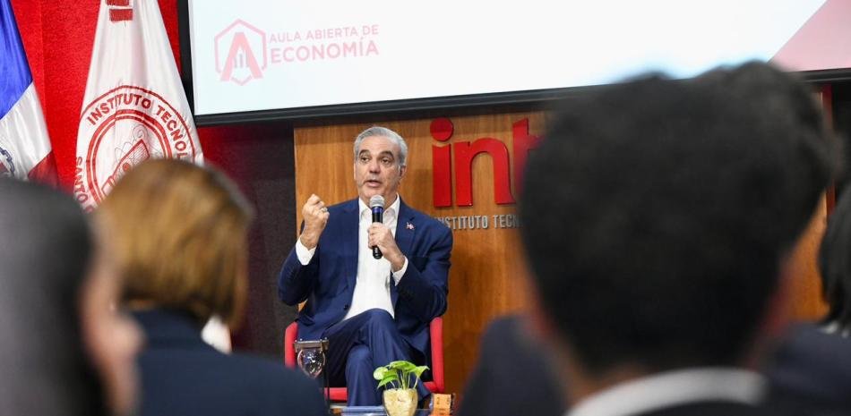 Abinader vincula el encarecimiento de los combustibles a la crisis exterior y a la carga fiscal