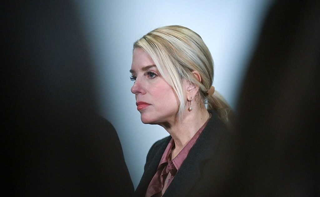 Bondi rehúye hablar del papel de Trump en la pesquisa Epstein y crecen las críticas en el Congreso