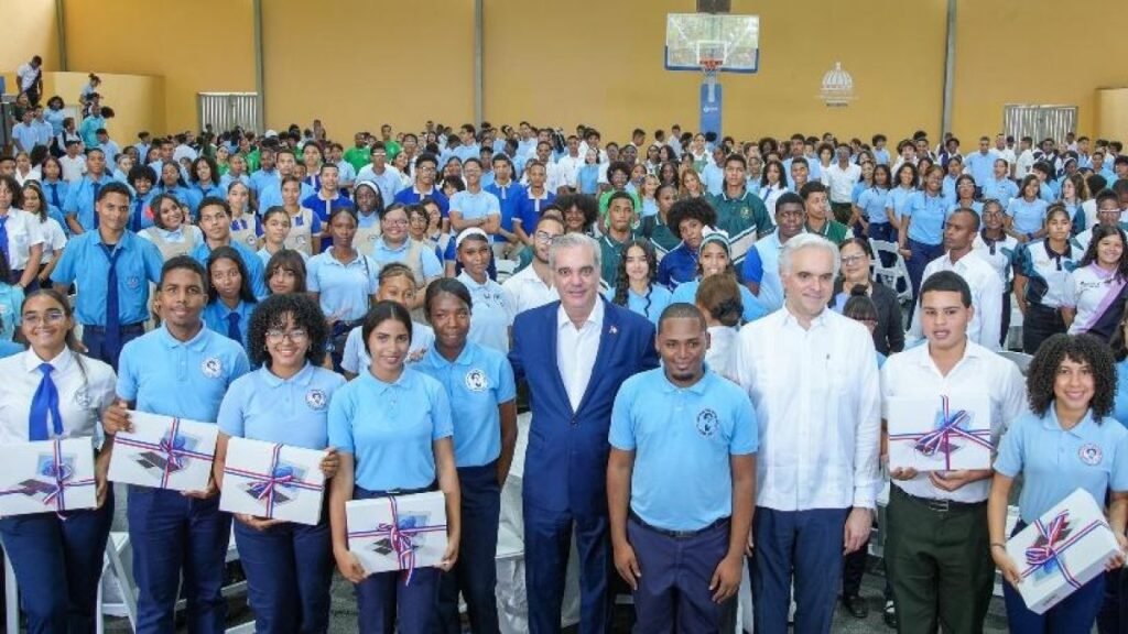 Abinader admite limitaciones del Estado en seguridad escolar durante acto con estudiantes en SDO