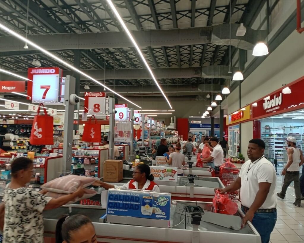 Compras por el Día de las Madres reactivan comercios en Puerto Plata entre quejas por la situación económica