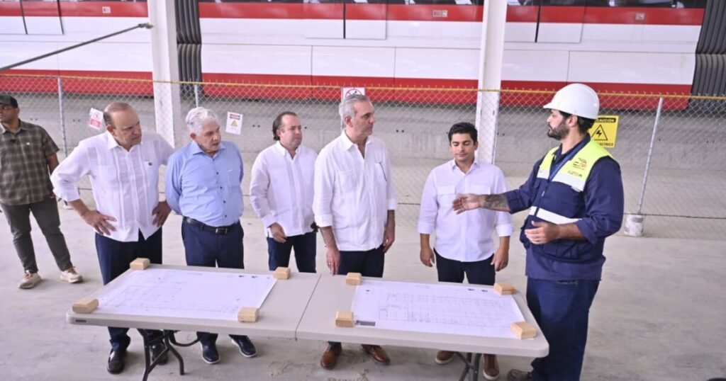 Abinader inspecciona en Santiago el monorriel, aún sin abrir al público