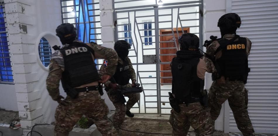 Detienen en Barahona a dos hombres ligados al alijo de 1.7 toneladas y se amplían las dudas sobre la red en el sur
