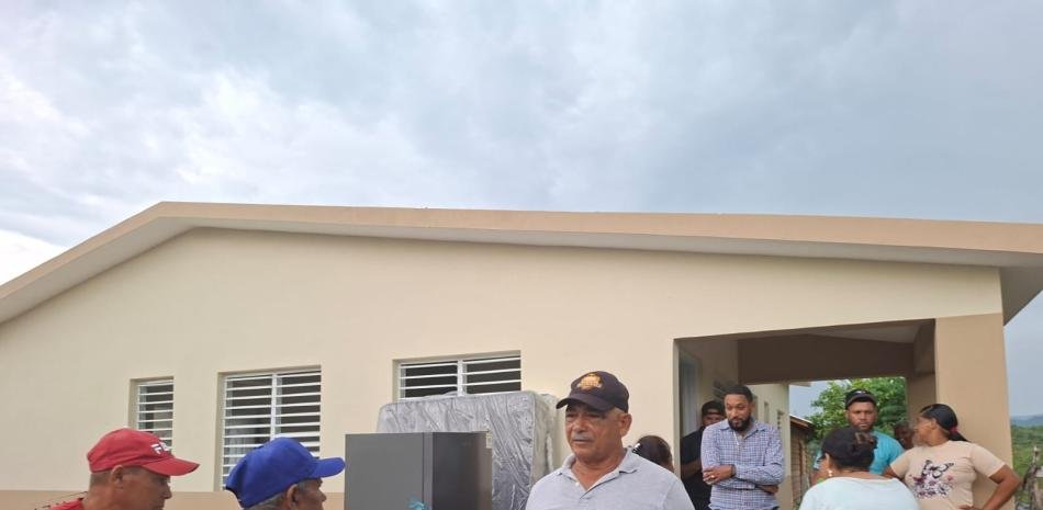 Gobernación de Dajabón entrega casa a familia que perdió la vivienda en construcción por un ventarrón