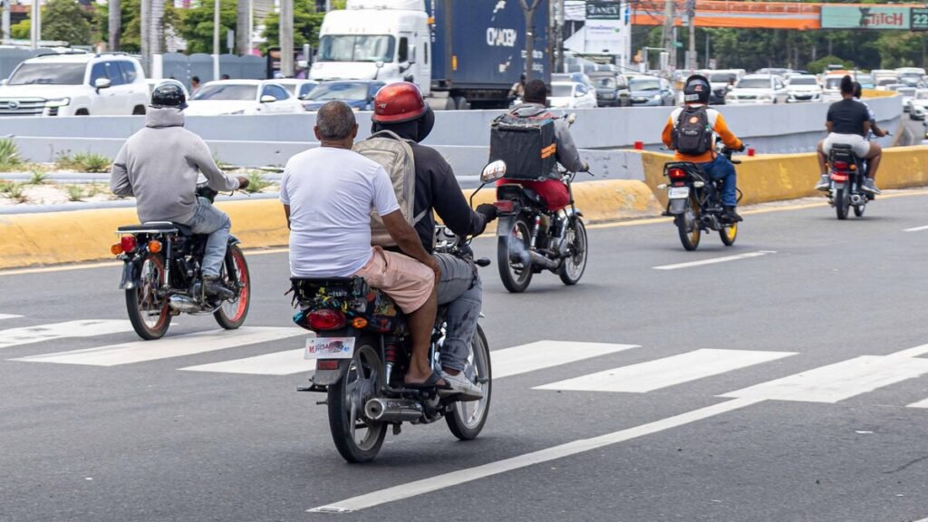 Casco obligatorio desde hace nueve años continúa sin respetarse en el Gran Santo Domingo