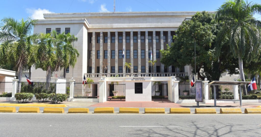MINERD deja en comisión de la Ley 16-26 la decisión sobre pagos a contratistas de mantenimiento escolar