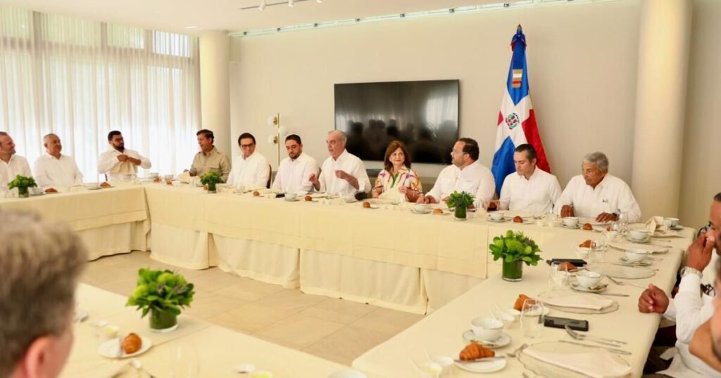 Abinader participa en Santiago en desayuno con empresarios del acero y autoridades locales