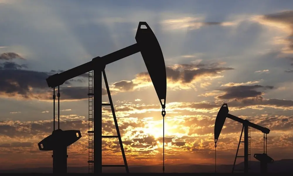 El petróleo baja, pero el mercado sigue pendiente de unas negociaciones sin avances claros