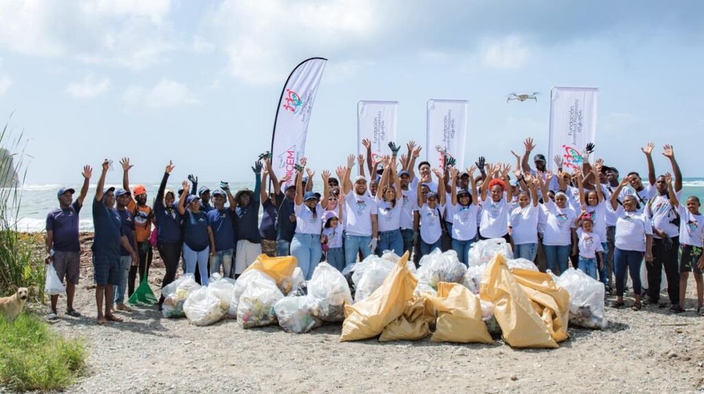 Jornada en Playa Najayo vuelve a evidenciar la dependencia de voluntarios y apoyos puntuales ante la contaminación costera