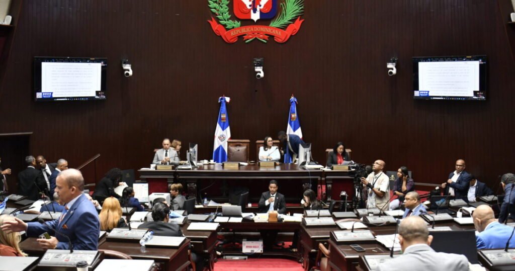 Abinader promulga la ley fiscal en medio de una aprobación exprés y sin cambios opositores