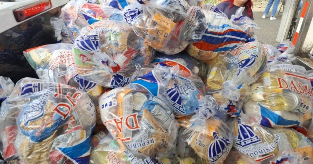 Santiago recibe 26 mil kits de alimentos y queda en evidencia la persistencia de la vulnerabilidad social