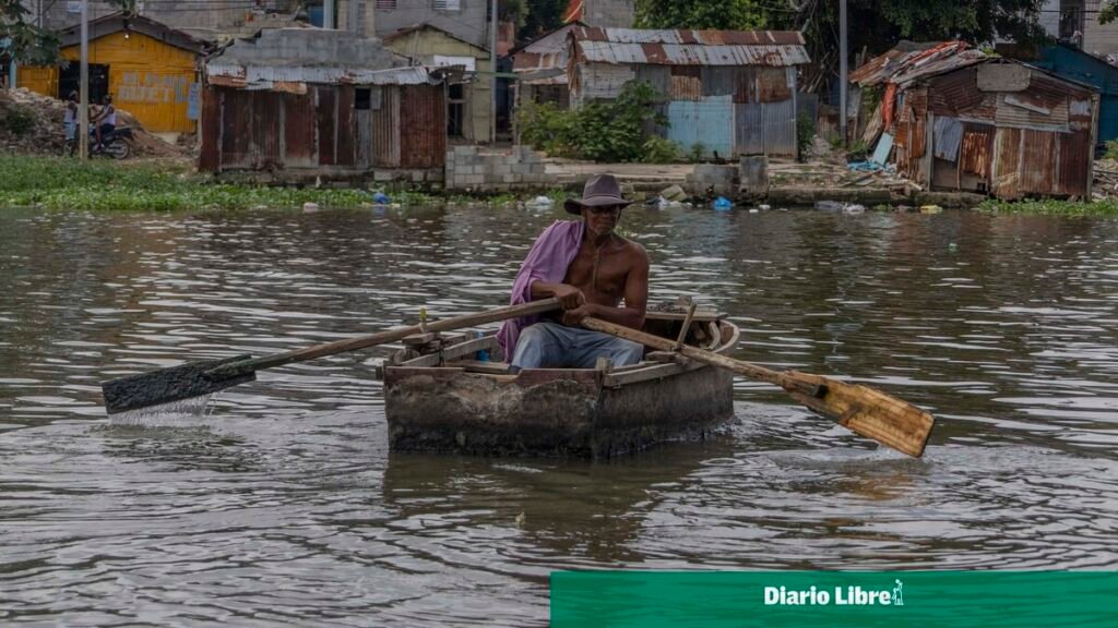 En Las Lilas, la yola sigue siendo la forma de cruzar el Ozama