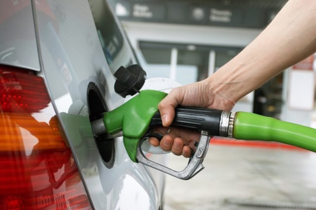 Gobierno congela precios de combustibles por tres meses tras subsidio de RD$555.7 millones