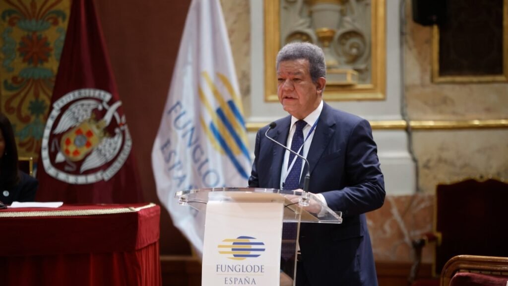 Leonel Fernández advierte que América Latina puede quedar rezagada si no apuesta por la IA y la economía del conocimiento