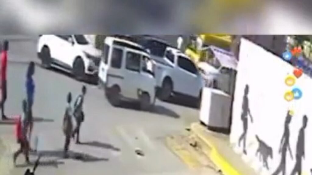 Menor cae en una alcantarilla destapada en Brisas del Este y reaviva reclamos por seguridad vial