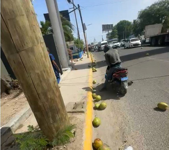 Vuelco de camión en el puente Higuamo deja tapón y preguntas sin responder sobre lo ocurrido