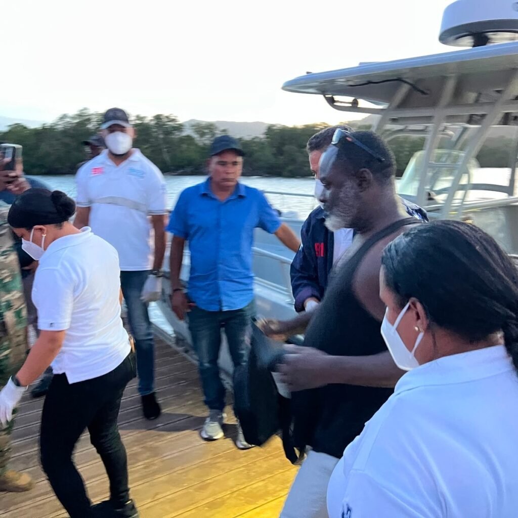 Armada y 911 rescatan a dos británicos tras hundirse un catamarán en Puerto Plata