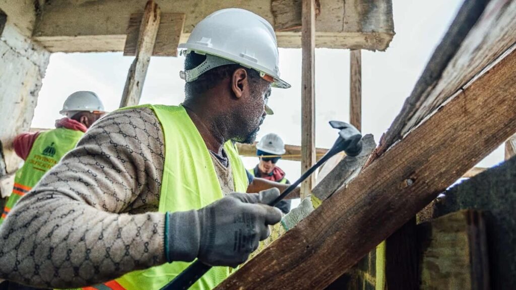 La construcción avanza casi sin peso estatal y con fuerte dominio privado