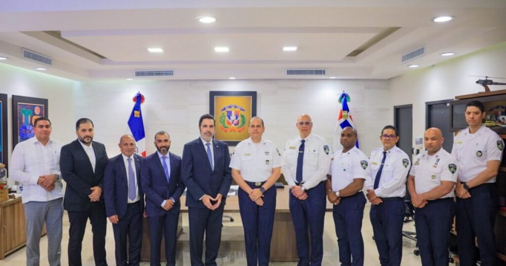 Policía y Emiratos exploran cooperación en seguridad y tecnología en medio del impulso modernizador