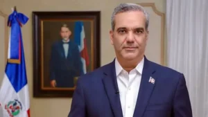 Abinader convierte en ley el plan anticrisis y busca más de RD$60,000 millones