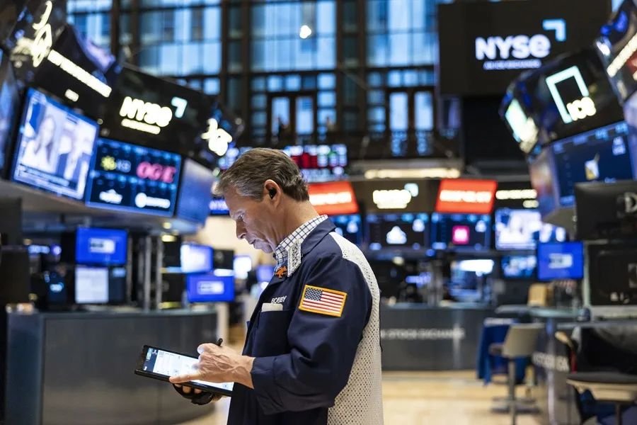 Wall Street abre con señales de fragilidad: el Dow sube 1,22 %, pero la tecnología arrastra al mercado