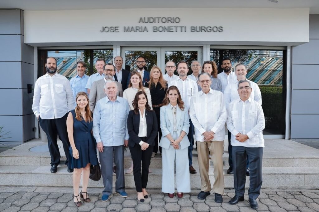 Embajadora de EE. UU. visita Grupo SID y destaca el peso del sector privado en la economía