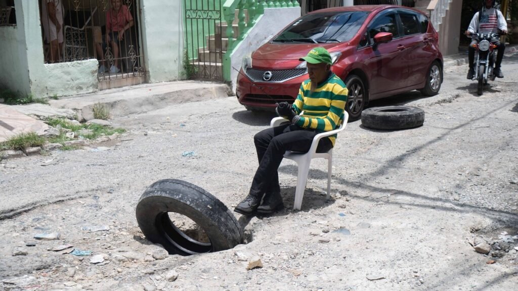 Vecinos colocan señales improvisadas ante hundimiento y abandono en la calle Celestino Román