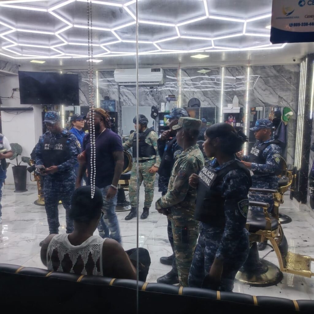 Vecinos denuncian y obligan a clausurar negocios reincidentes en Ciudad Juan Bosch