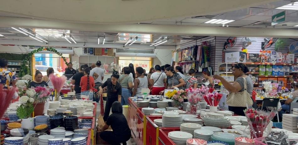 Compras más moderadas y alzas de precios marcan el Día de las Madres en Santiago