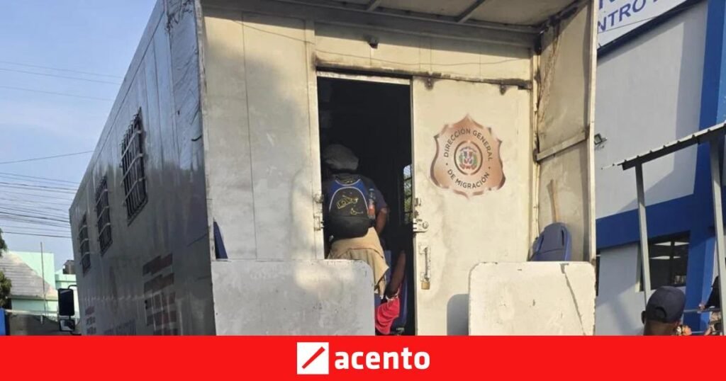 Migración detiene a dos colaboradores por traslado irregular de haitianos en vehículos oficiales