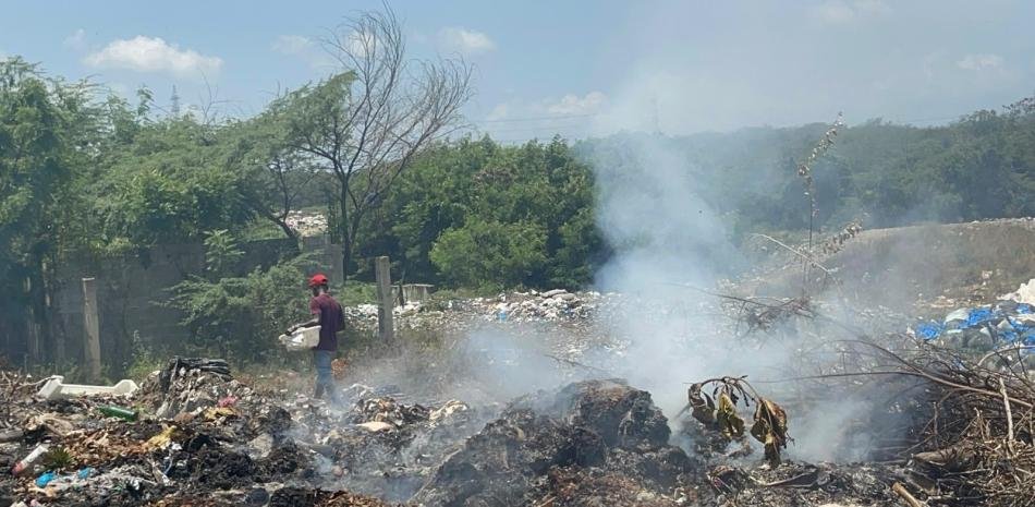 Focos de incendio en vertederos de La Canela y Hato del Yaque agravan quejas vecinales