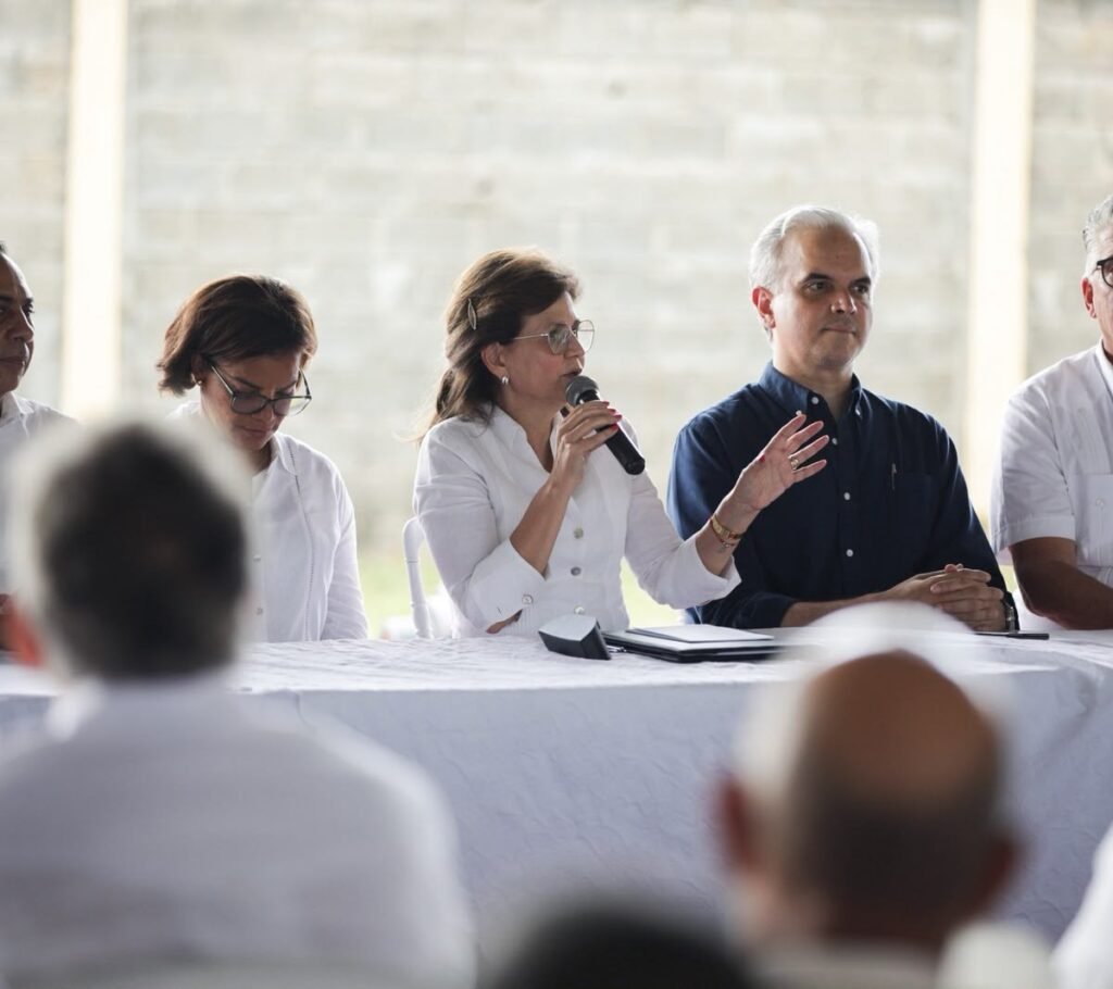 Peña anuncia titulación para parceleros en Monte Plata y afloran reclamos por caminos y crédito rural