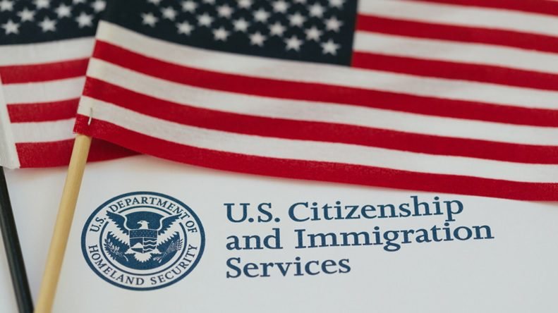 Trump intensifica la retirada de ciudadanía a 17 naturalizados y pone bajo examen los controles previos
