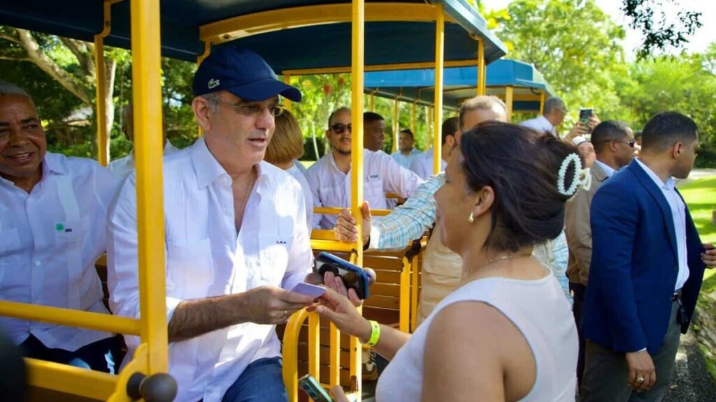 Abinader inspecciona el Zoológico y el Jardín Botánico y plantea cambios, con el aviario aún cerrado desde hace más de dos décadas