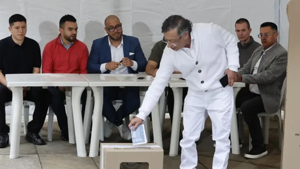Petro vota y rechaza de nuevo las críticas sobre una supuesta intención de perpetuarse