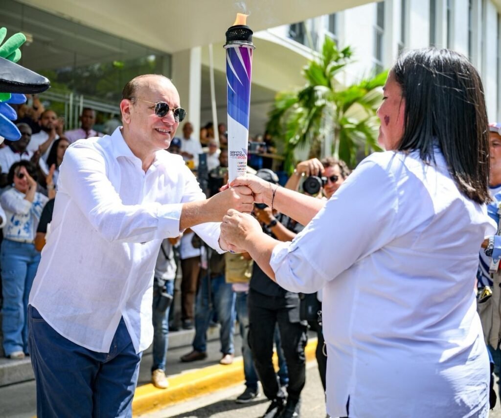 Santiago recibe la antorcha de Santo Domingo 2026 en un acto marcado por el respaldo oficial y la mirada pública