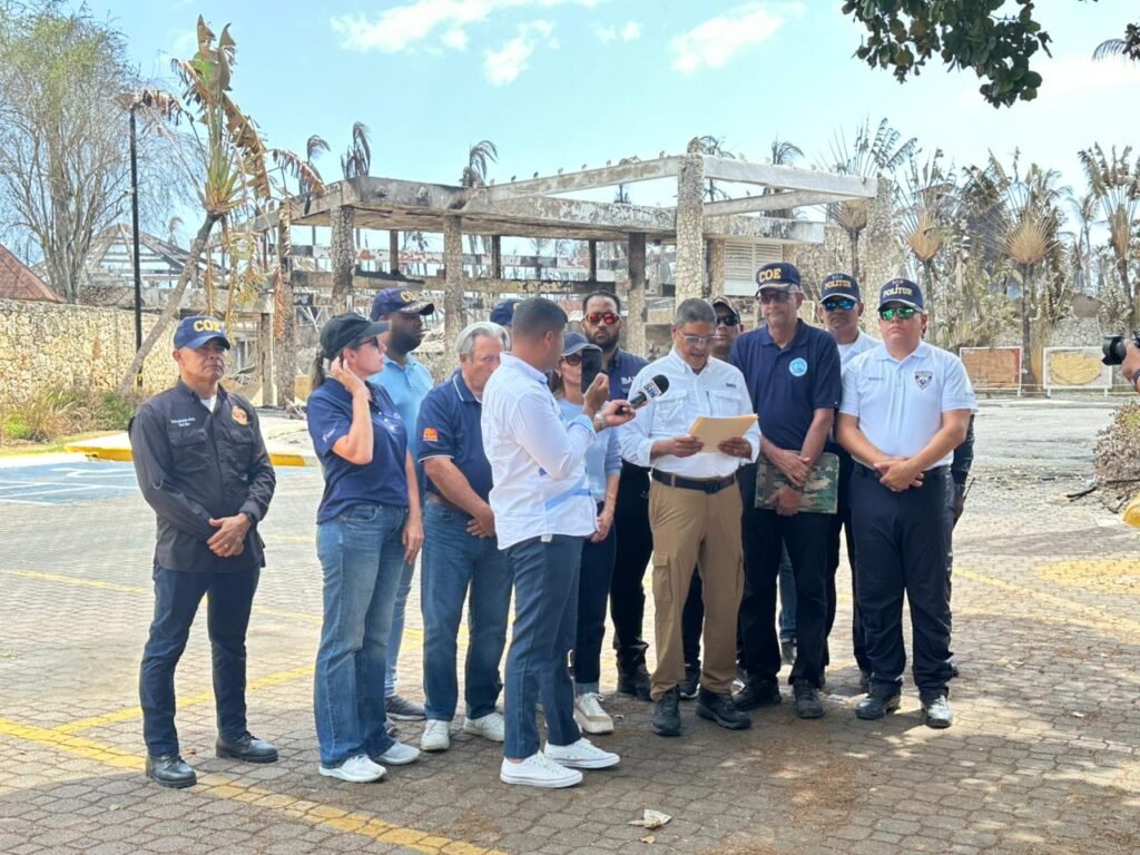 Tras sofocar incendio en hotel de Bayahibe, autoridades pasan el caso a Turismo y Migración mientras siguen abiertas las investigaciones