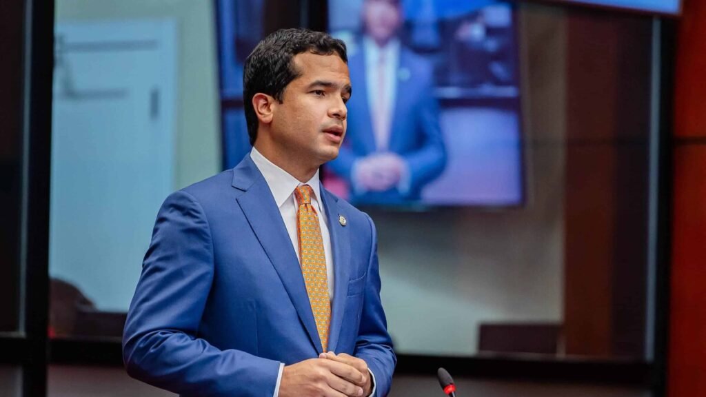 Omar Fernández refuerza una imagen de prudencia y control político en medio del desgaste