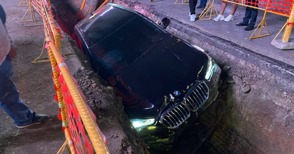 Jeepeta cae en excavación de drenaje frente a Ágora Santiago Center y vuelve a resaltar riesgos en la zona