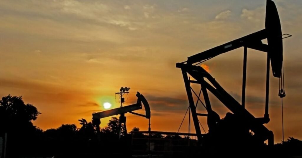 El petróleo de Texas cae 4,06 % y mantiene la atención sobre su respuesta a la crisis