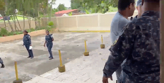 Mantequilla reaparece con camiseta gris en Monte Plata durante nueva comparecencia judicial