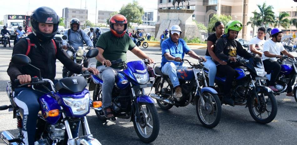 Solo 2 % de motociclistas del DN lleva retrovisores, según un estudio de Movido