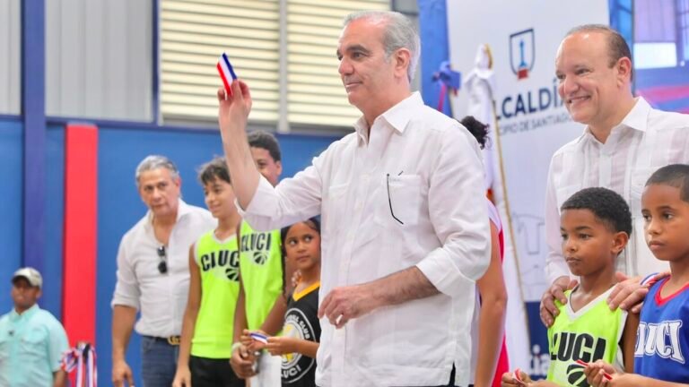 Abinader dispone revisar becas desde quinto de bachillerato para evitar que estudiantes pierdan un año